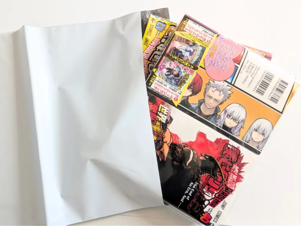 ゆうパケット宅配袋に漫画を入れる
